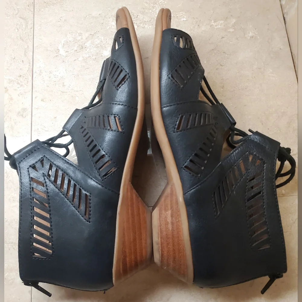 Comfortiva Sz 11M Black Leather Lace-Up Gladiator Sandals w/Geometric Design - Picture 3 of 9